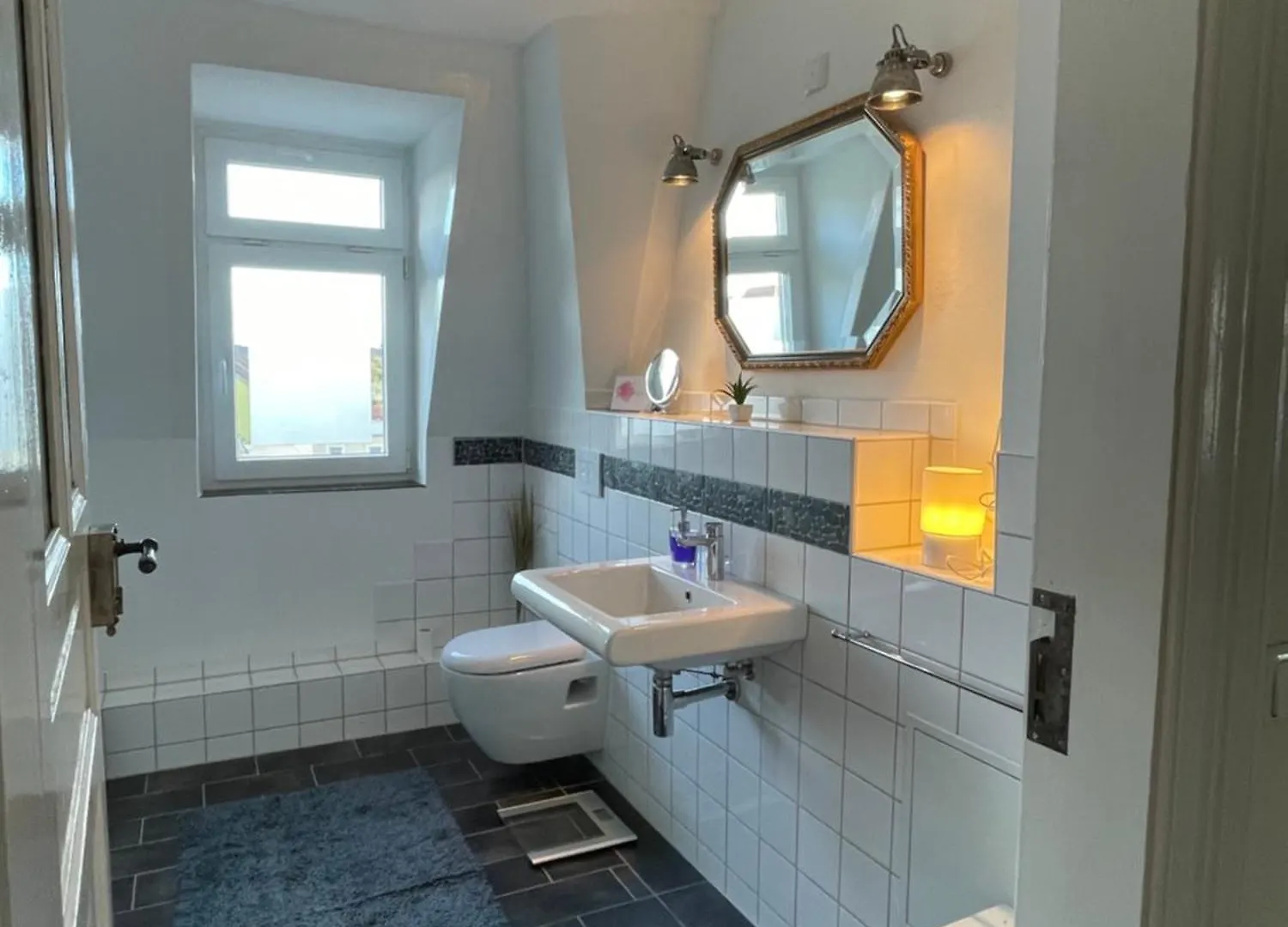 Stadtvilla Oscar 1 Og - Stilvoll Sanierte Altbauwohnung In Denkmalgeschuetzter Stadtvilla Nahe Elbradweg Drezno